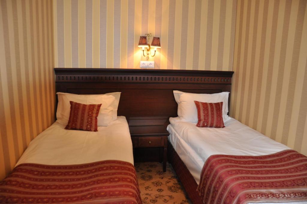 布勒伊拉Pensiunea Reset Club的一间酒店客房,房间内设有两张床