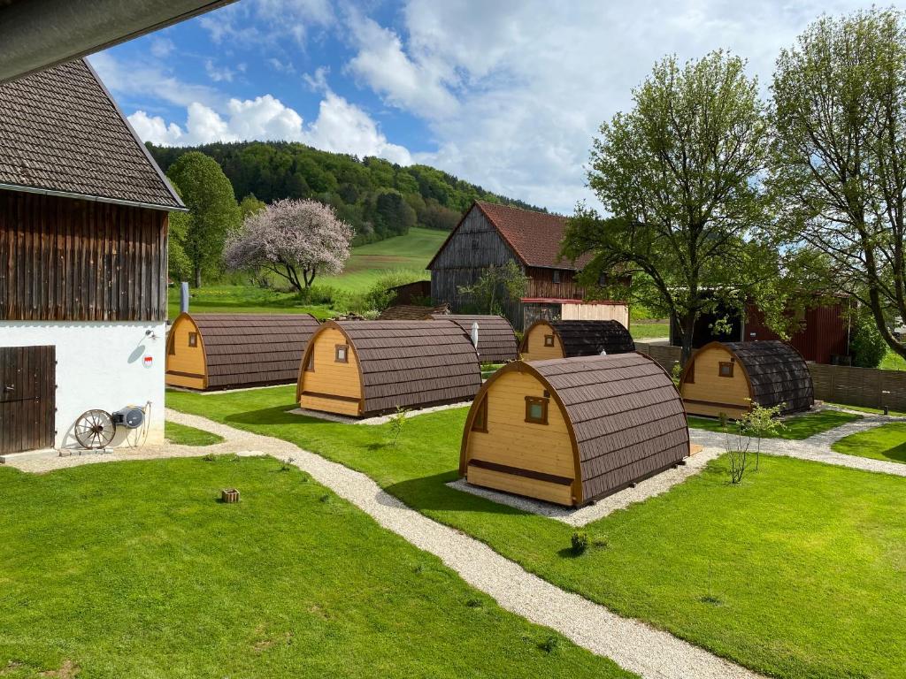 波滕施泰因Hüttendorf Fränkische Schweiz的草地上一群小房子