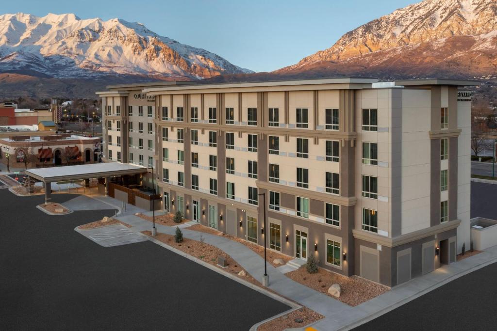 奥勒姆Courtyard by Marriott Orem University Place的山 ⁇ 的建筑的 ⁇ 染