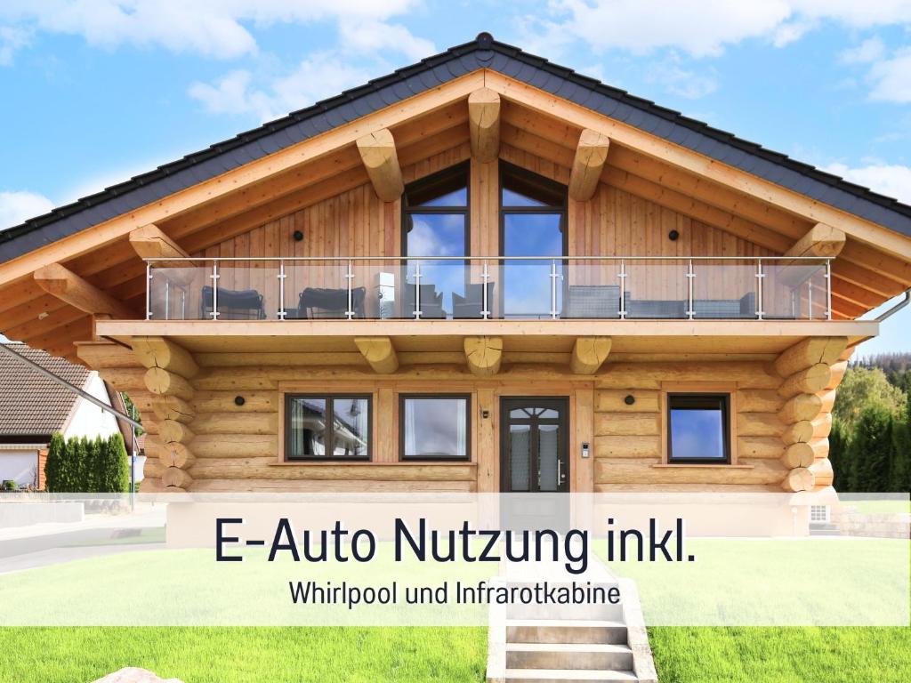 AllenbachNatur-Chalet zum Nationalpark Marie-Luise inkl E-Auto的圆木房子,带围着门廊和自动跳伞的词