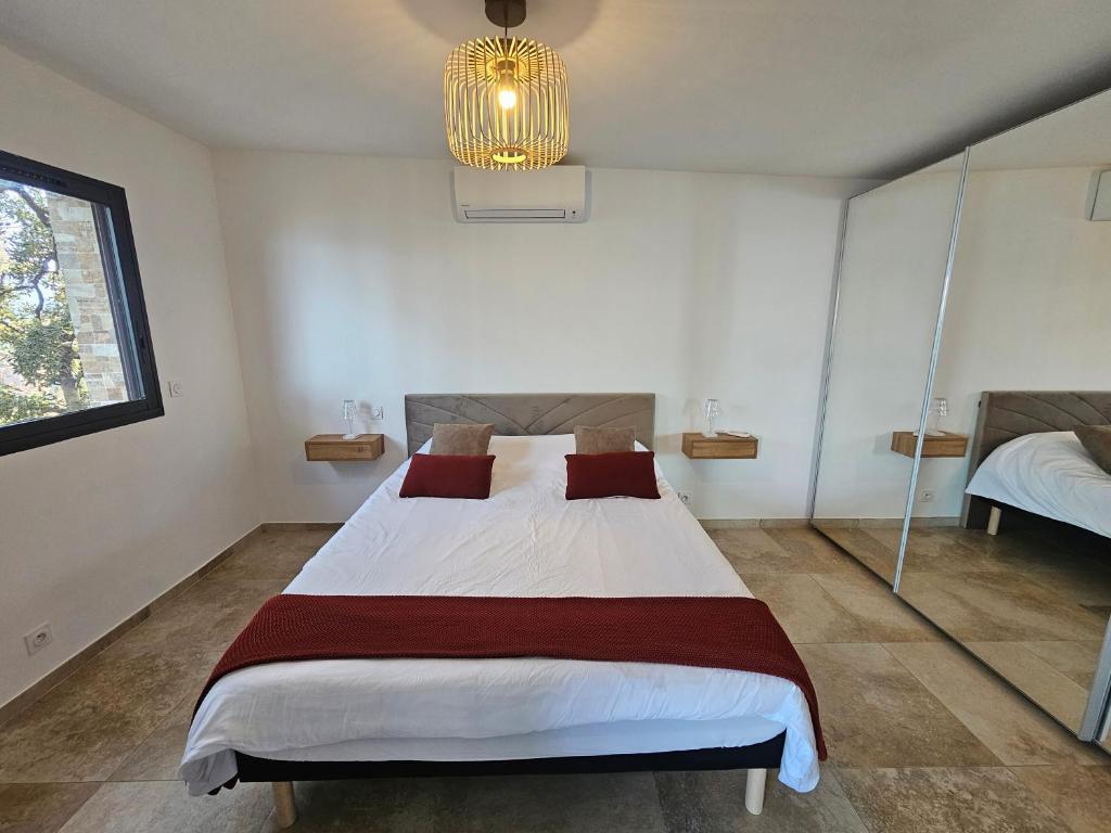 皮亚纳U Paradisu的一间卧室配有一张大床和一个吊灯。