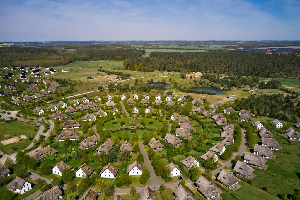 林斯托林斯托范德瓦尔克度假酒店的享有村庄的空中景致,拥有房屋和树木