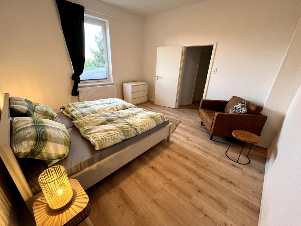 Soleblick的卧室配有床、椅子和窗户。