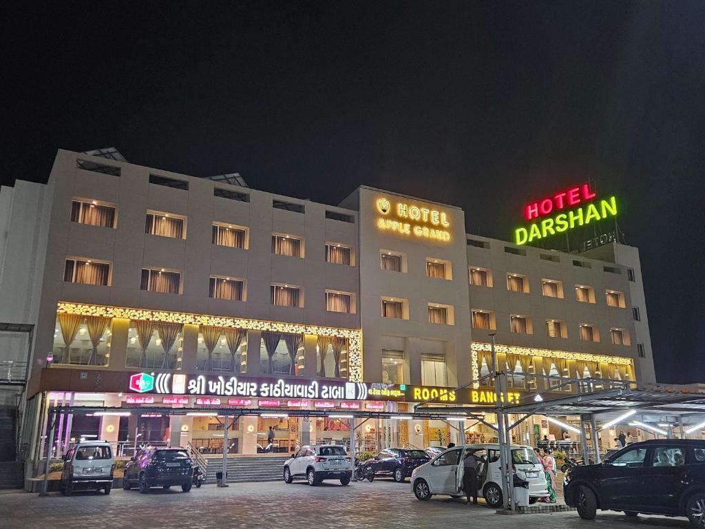 巴罗达Hotel Grand Darshan Vadodara的一座建筑,晚上停在前面