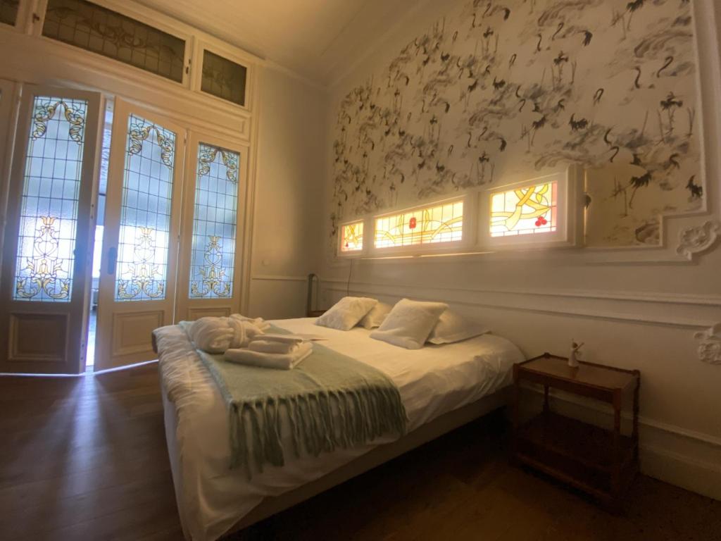 安特卫普The Museum - Au Lit, Jérôme!的一间卧室配有一张带白色床单和窗户的床。