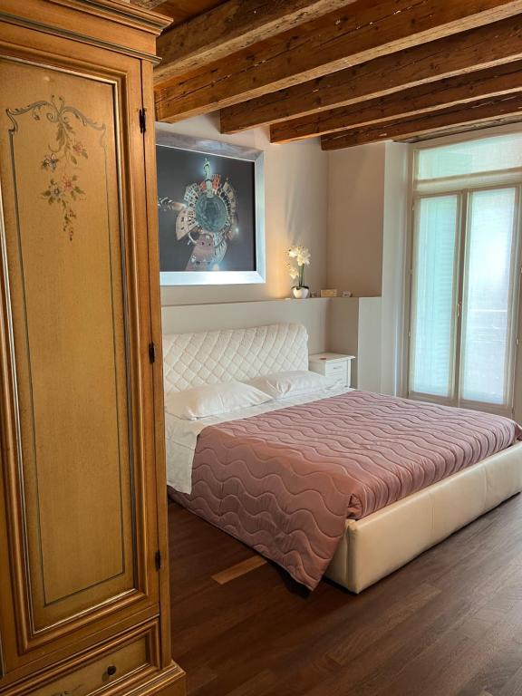 维罗纳斯帕德4号旅馆的卧室配有一张床,墙上配有电视。