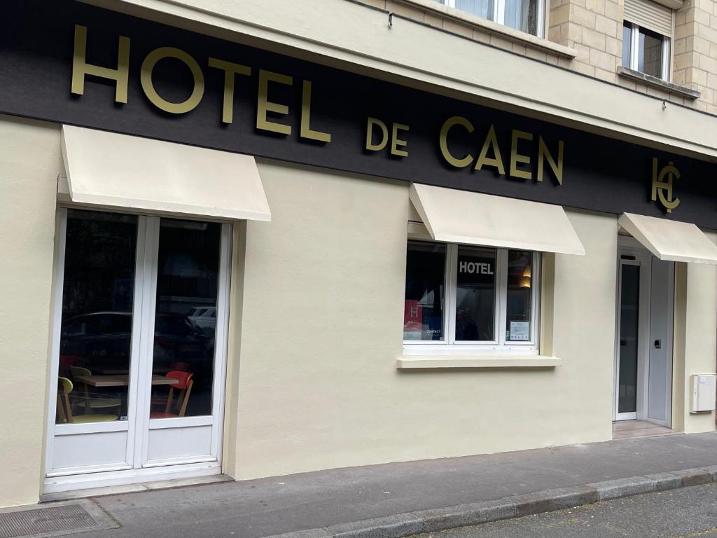 凯恩Hôtel de Caen的大楼一侧的卡伦标志酒店