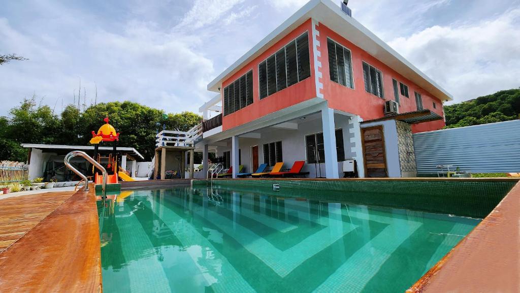 SigatokaPacific Paradise Villa的房屋前有游泳池的房子
