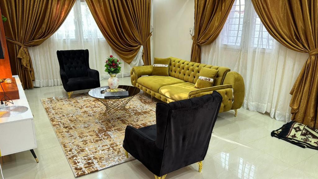 Malikounda SasSall Residence Saly Appartement 2的客厅配有黄色的沙发和桌子