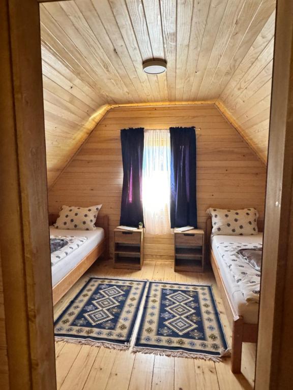 ZolaćiBungalow Fly Fishing Kljuc River Sanica的小房间设有两张床和窗户