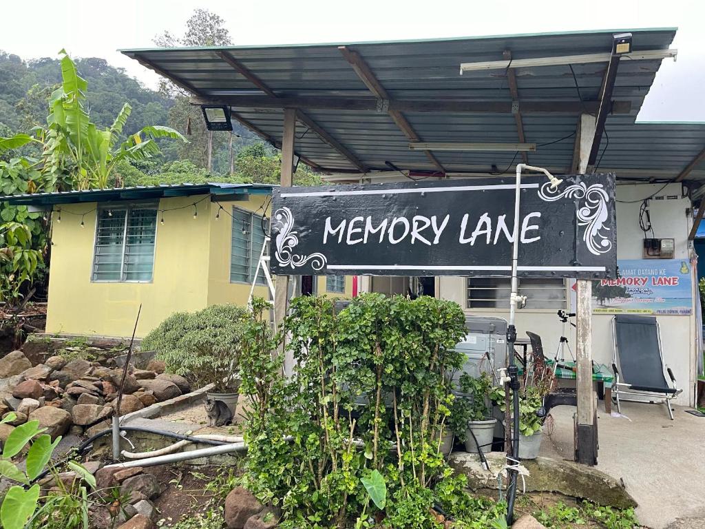 刁曼岛Memory Lane Tioman的房屋前记忆道的标志