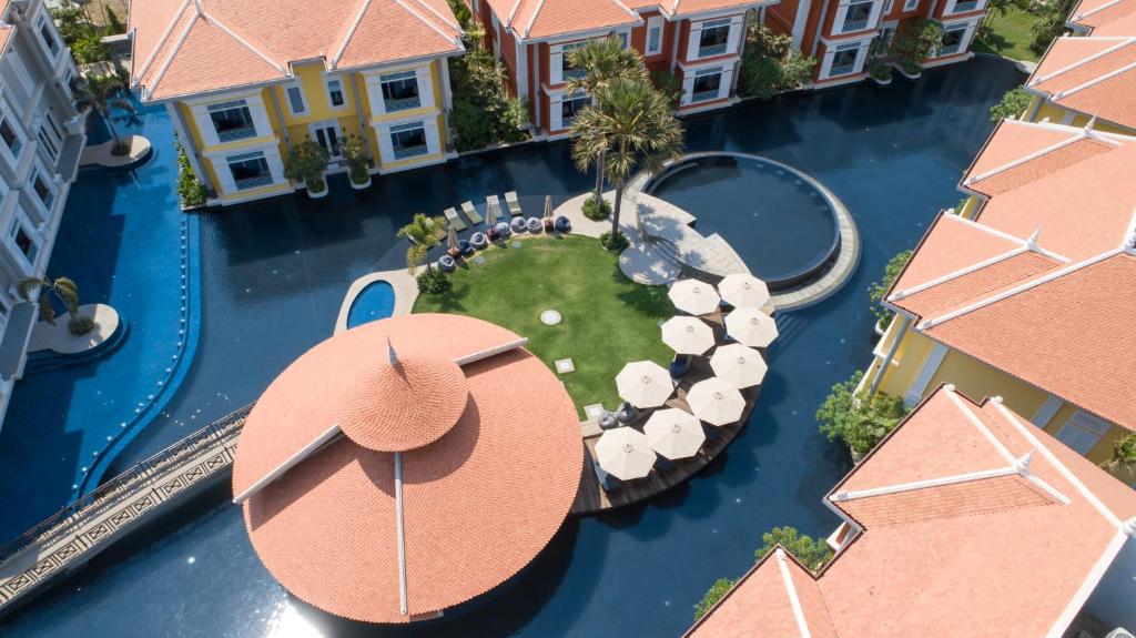 暹粒梅莫瑞度假酒店及Spa的享有带游泳池的度假村的空中景致