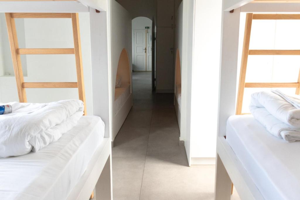 Central Hostel Oia客房内的一张或多张床位