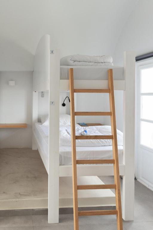 Central Hostel Oia客房内的一张或多张双层床