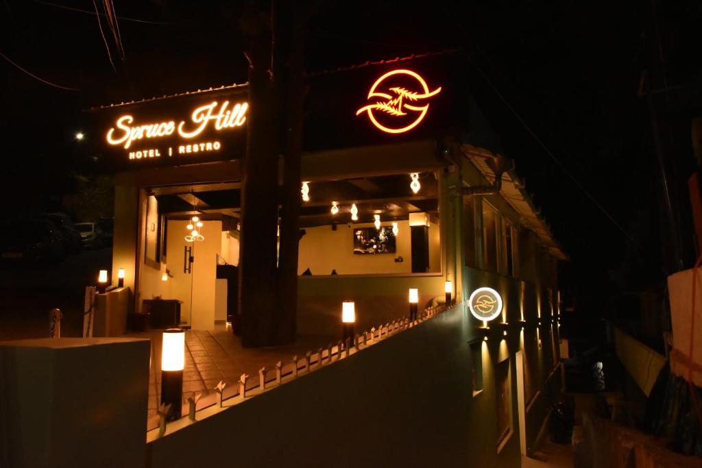 奈尼塔尔Spruce Hill Hotel & Restro的夜间寿司餐厅的招牌