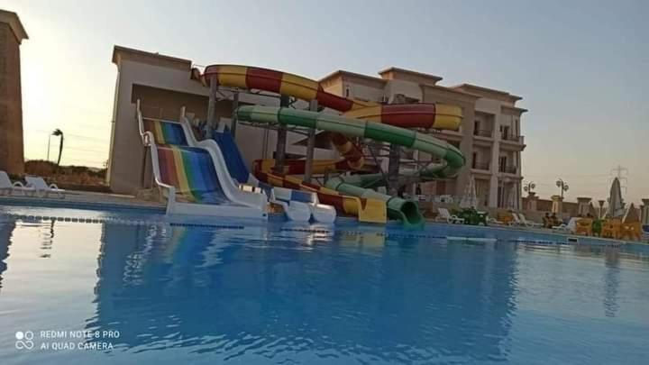 艾因苏赫纳Lasirena mini egypt的度假村游泳池的水滑梯