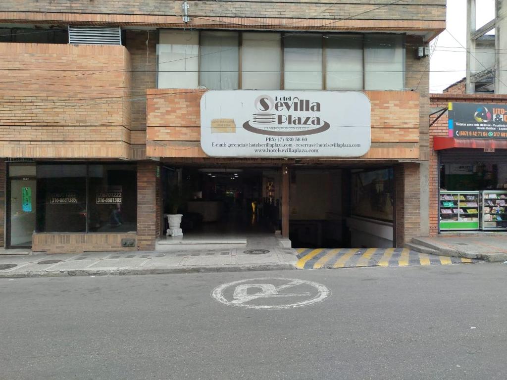 布卡拉曼加Hotel Sevilla Plaza的街道边有标志的建筑物