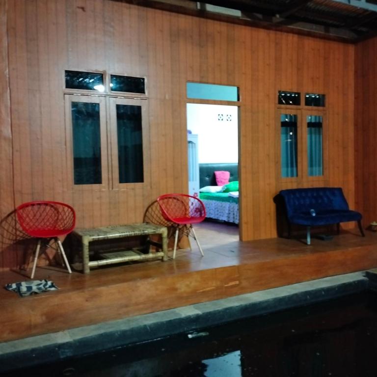 特尔纳特岛Ayu Park的一间带椅子、桌子和沙发的房间