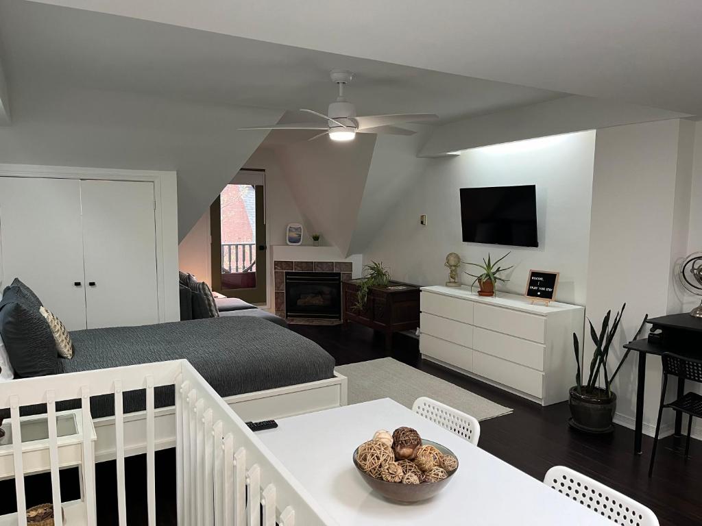 多伦多Bright, Private, Peaceful Suite with Retail Conveniences Steps Away的一间卧室设有一张床和一间客厅。