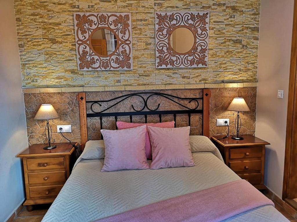 卡索拉VTAR San Isicio的一间卧室配有一张带两盏灯和两面镜子的床。
