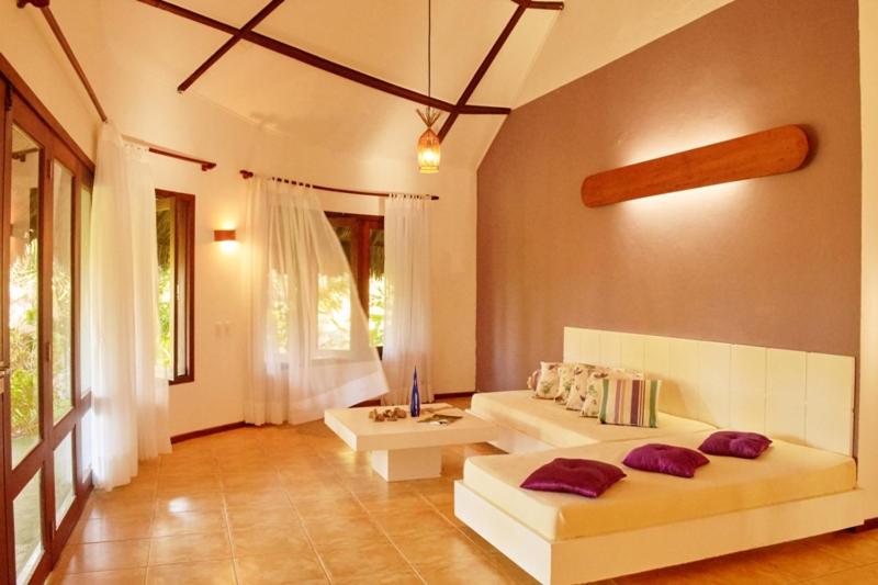 帕拉茹鲁Refugios Parajuru - Casa Inge的客厅配有2张白色沙发和1张桌子