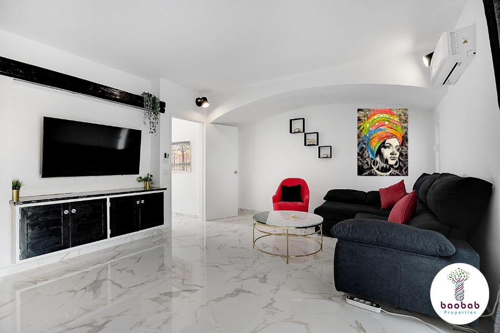 阿尔布费拉Villa Bellagio的带沙发和平面电视的客厅