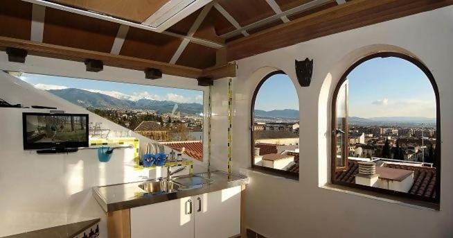 格拉纳达拉斯格隆德里纳斯德拉阿罕布拉公寓的带2扇窗户的厨房,享有城市美景