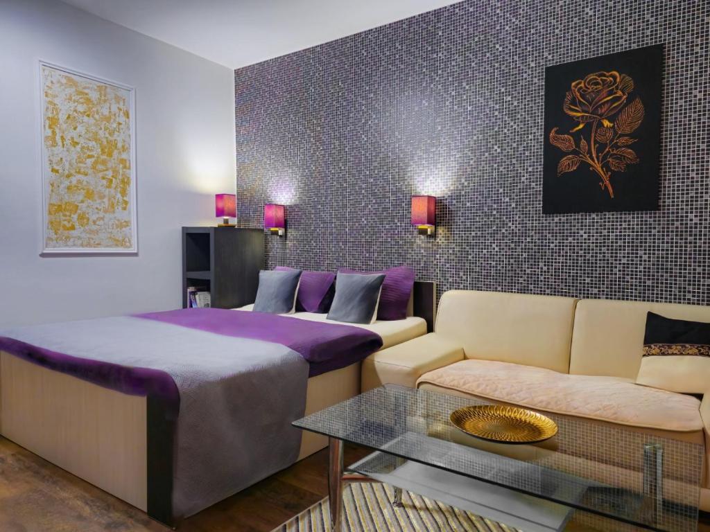 诺维萨德Apartments Vladika - Oldtown的客厅配有沙发和1张床