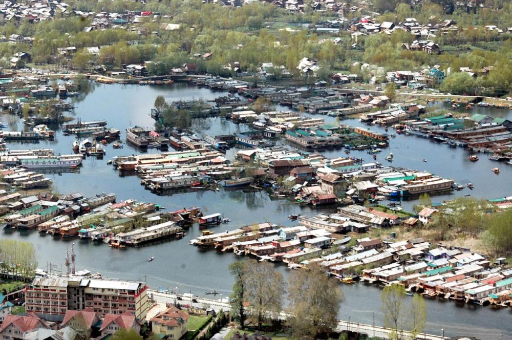 斯利那加Heritage Houseboats Kashmir的海港的空中景色,水中有船只