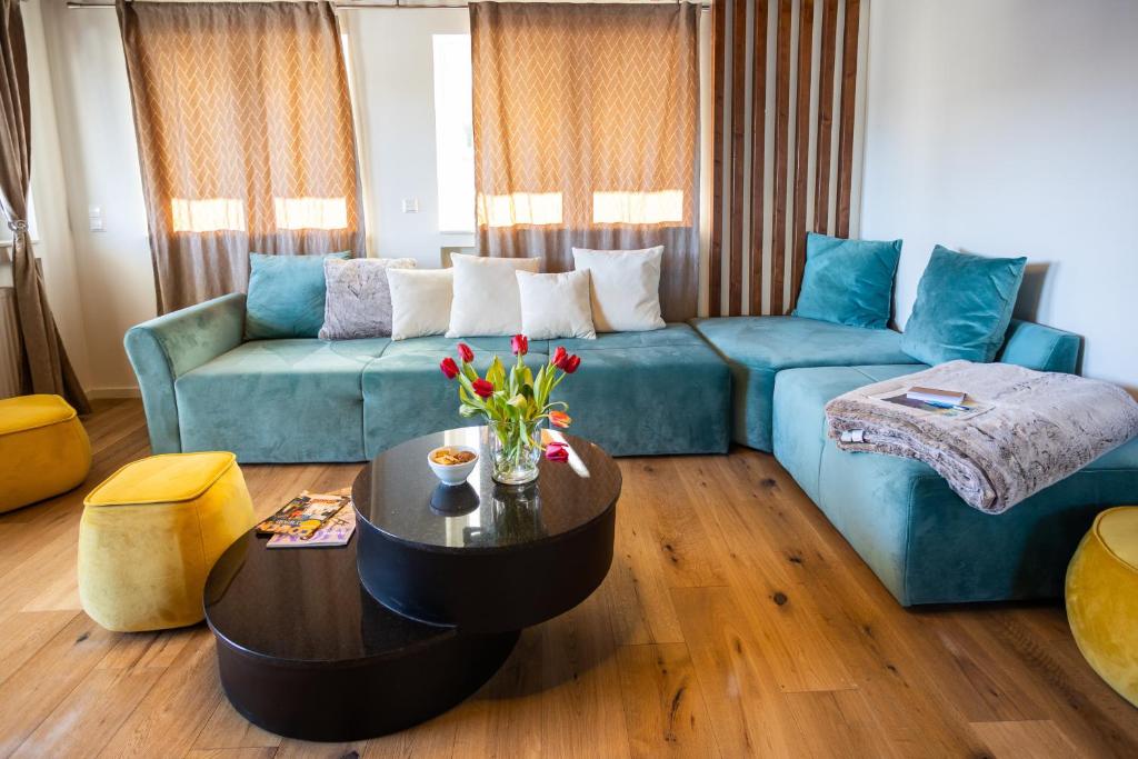 奥贝里德Sope Skylodge 05 - Lorena's Bollenhut - Oberried, Schauinsland的客厅配有蓝色的沙发和桌子