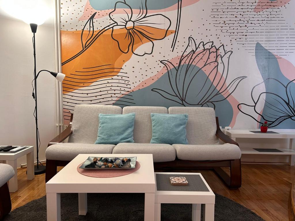 贝尔格莱德IVA Belgrade Apartment的带沙发和花壁画的客厅
