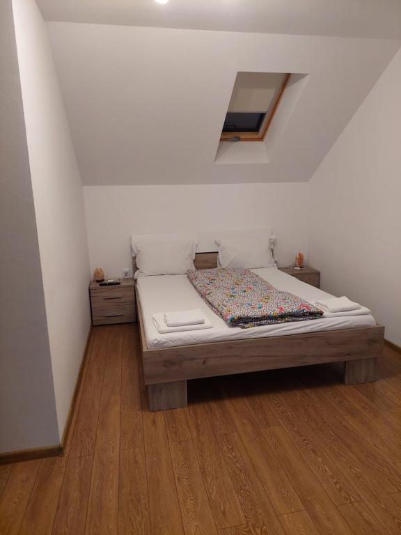 克尔茨什瓦拉乡Casa Cristina的一间卧室配有一张铺有木地板的床。