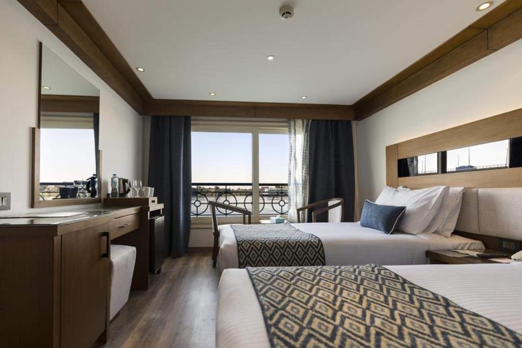 Jazīrat al ‘AwwāmīyahSilvana Nile Cruise Luxor every Saturday, Monday and Thursday的酒店客房设有两张床和享有美景的浴室。