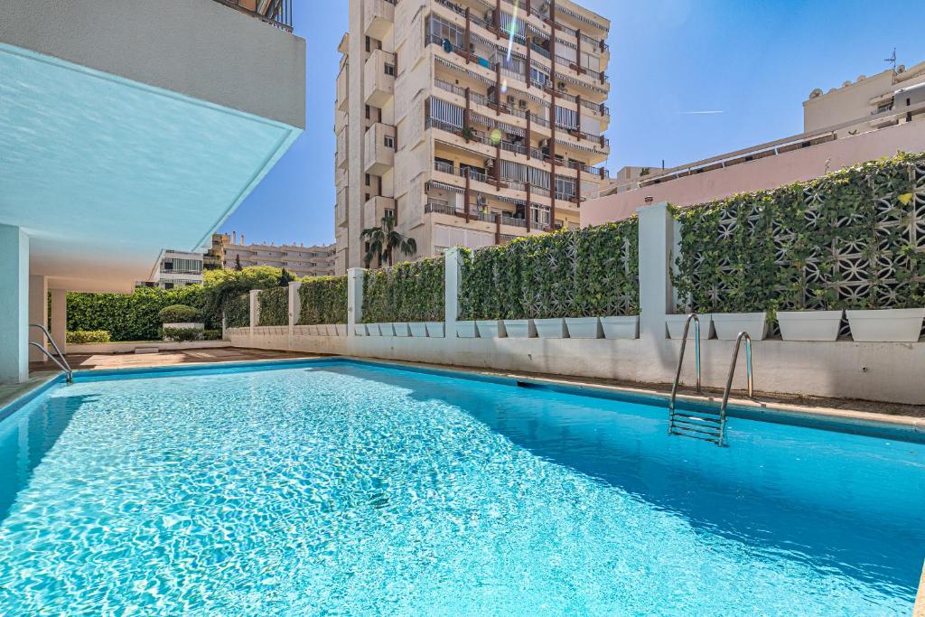 马贝拉City Center Apartment in Marbella的一座建筑物中央的游泳池
