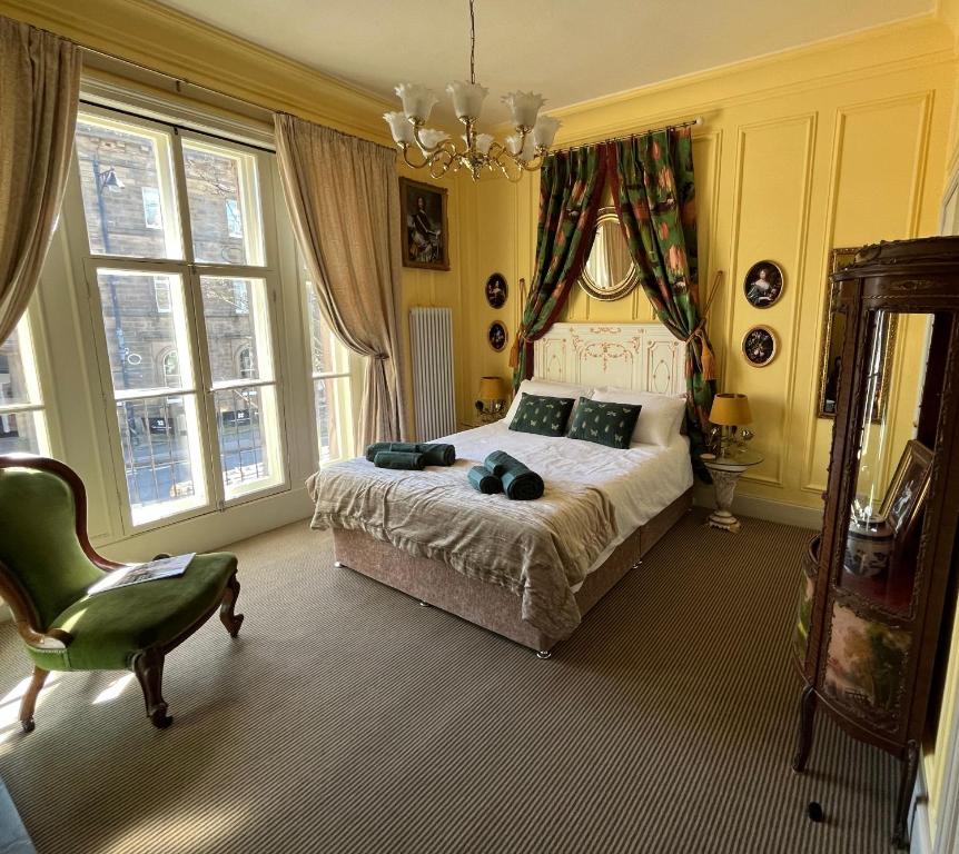 伊尔克利Chez Vivienne的一间卧室配有一张床、一把椅子和窗户。