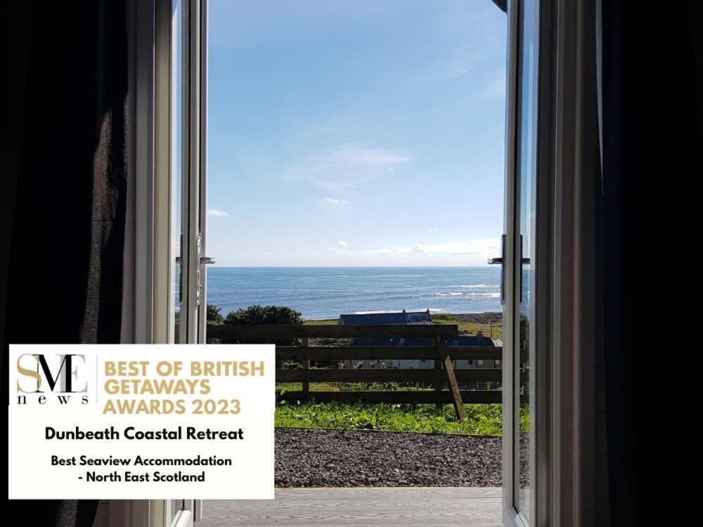 DunbeathDunbeath Coastal Retreat的享有海景的开放式门