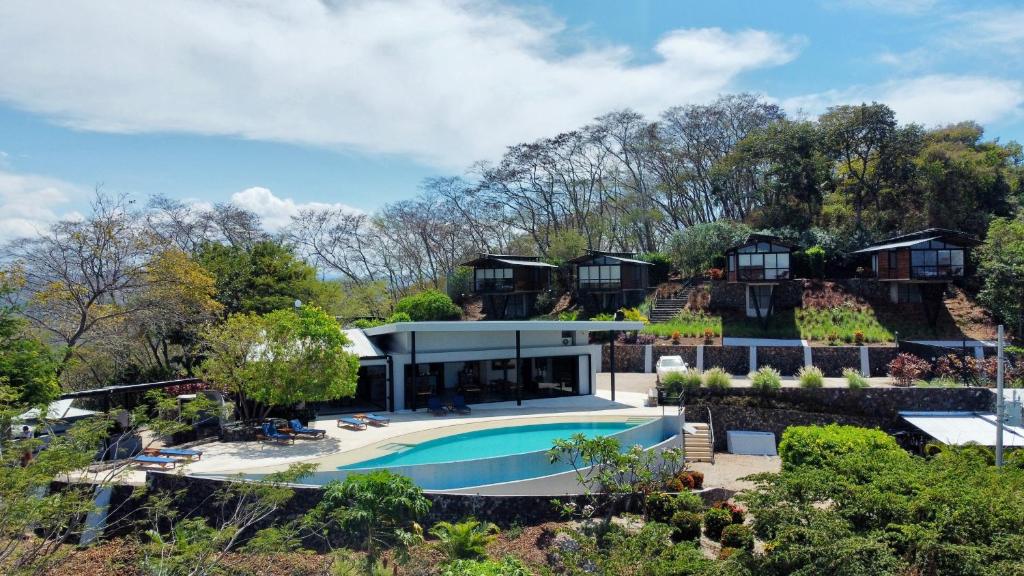 塔马林多Pacific Kalokairi - Adults Only的享有带游泳池的房屋的空中景致