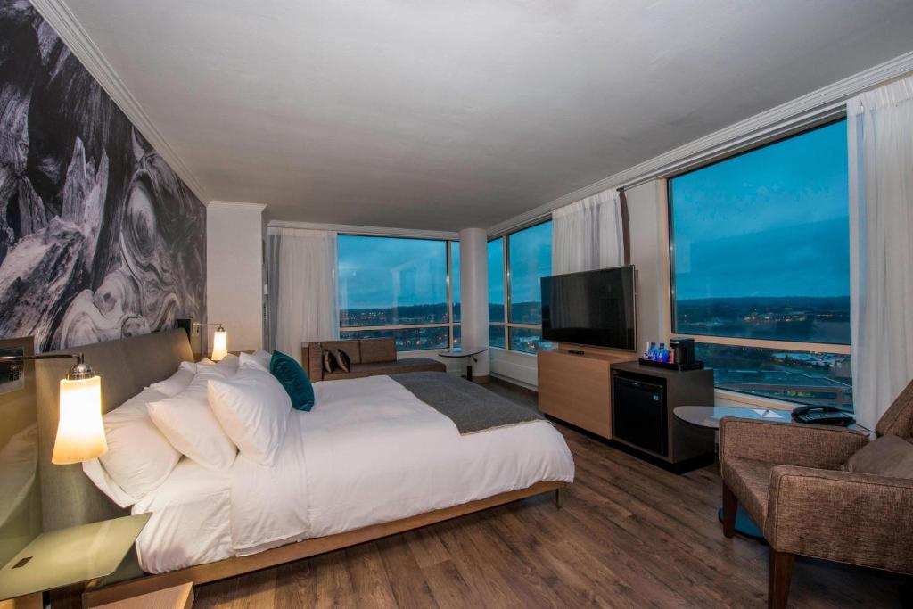 明尼通卡明尼阿波利斯西南万豪酒店的一间卧室设有一张大床和大窗户