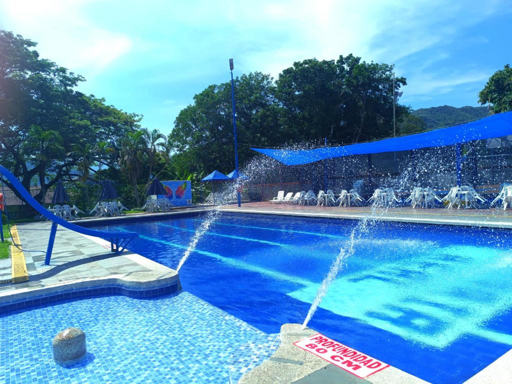 亨达Bavaria Real Hotel & Club的喷水的游泳池