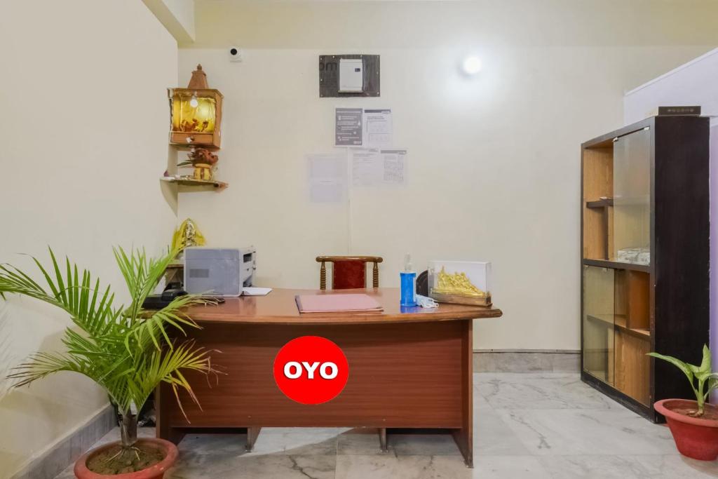 巴特那OYO Vibrant Inn的办公室,配有一张带红色盒子的木桌
