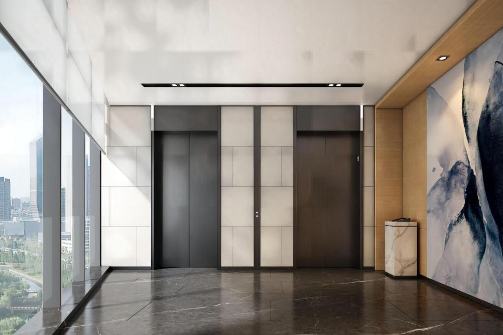 杭州杭州武林广场万枫酒店的大楼内带两部电梯的走廊