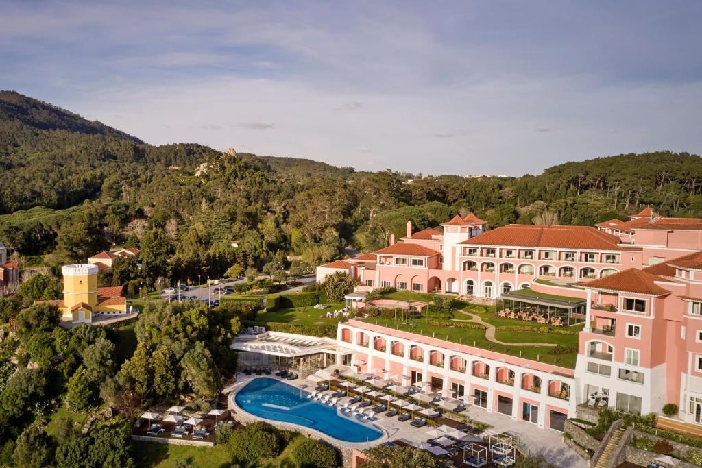 辛特拉鹏哈龙格度假酒店的享有带游泳池的度假村的空中景致