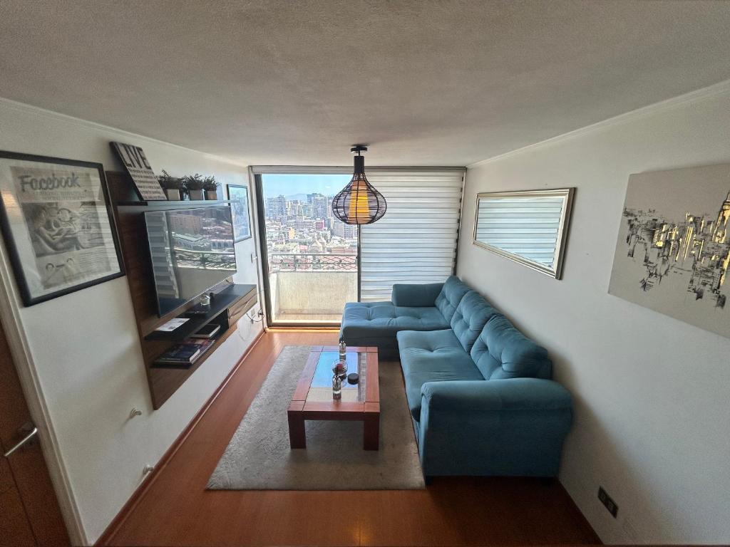 圣地亚哥Private apartment in Santiago的客厅配有蓝色的沙发和桌子