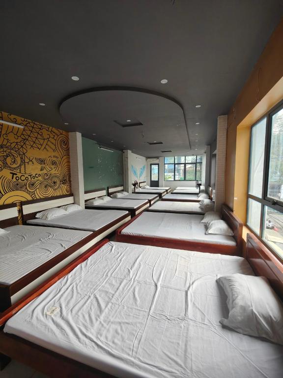 奠边府市Hotel Hải Vân 2的客房内的一组床铺