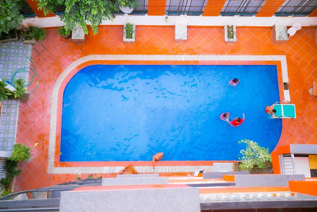 万象Nana Vientiane Hotel的游泳池,有两人游泳