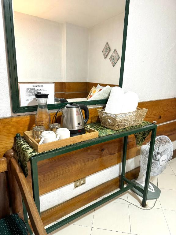 碧瑶Casa Generosa的一张带镜子的桌子和茶壶