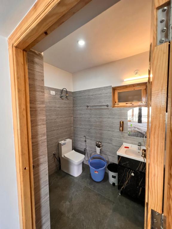 列城Chubar home stay的一间带卫生间和水槽的浴室