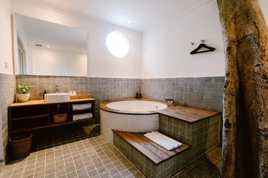 塞米亚克布朗费德酒店的带浴缸和盥洗盆的浴室