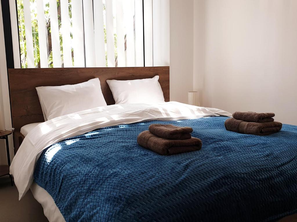 埃格尔City Home Apartman的床上有两块棕色毛巾