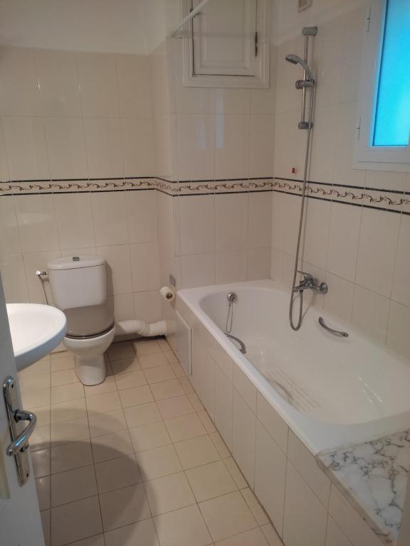 Le BardoAppart Cozy的带浴缸、卫生间和盥洗盆的浴室